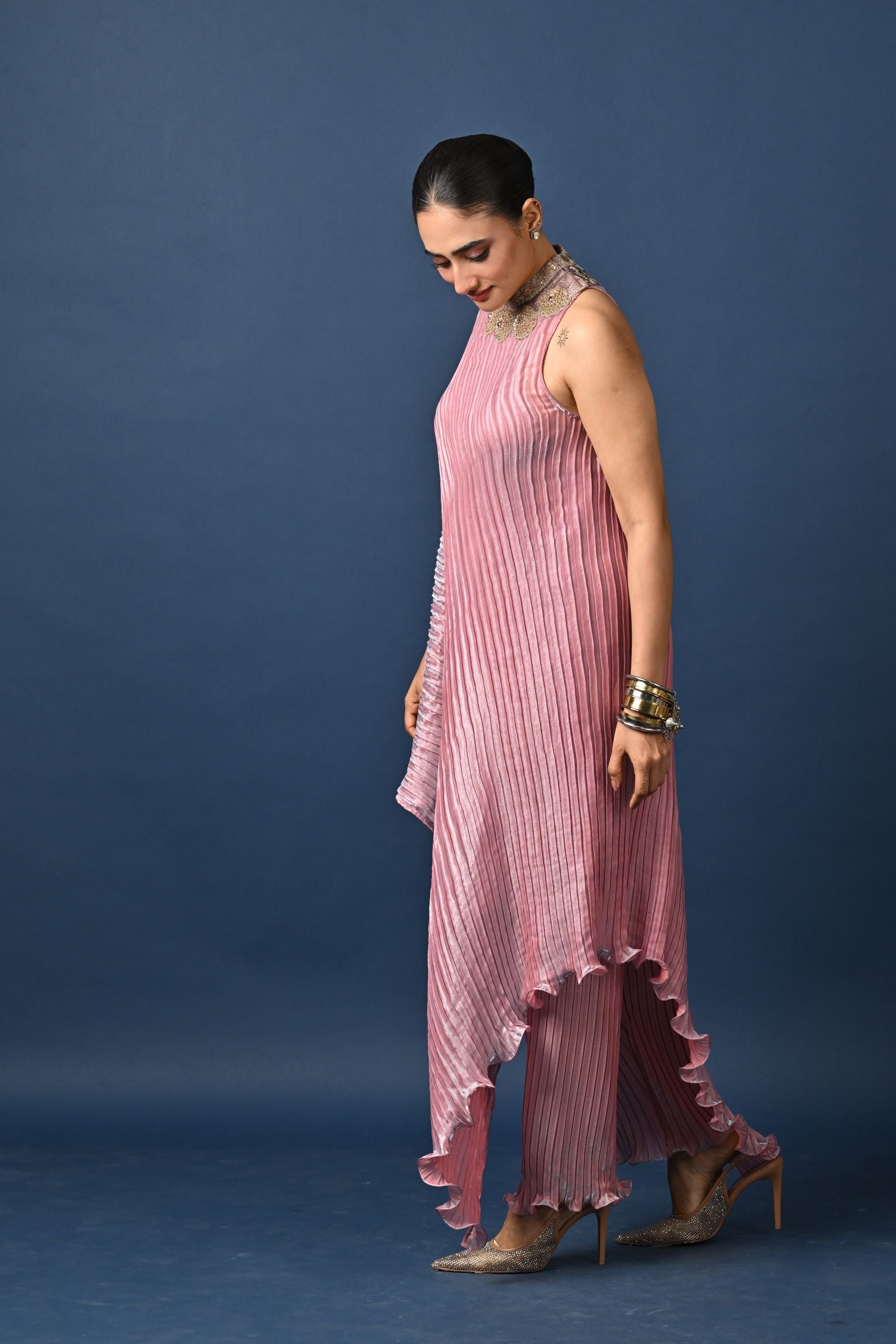 Frosted pink box pleated dress with embroidery