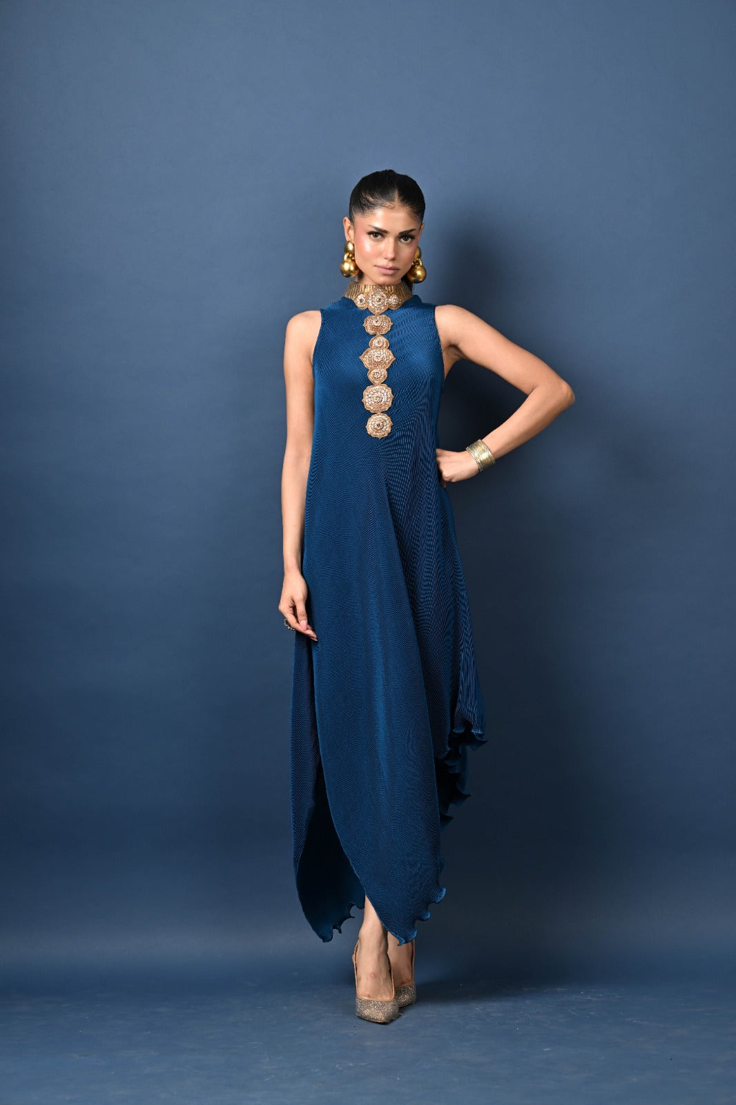 Navy pleated diagonal dress with collar and moresque embroidery