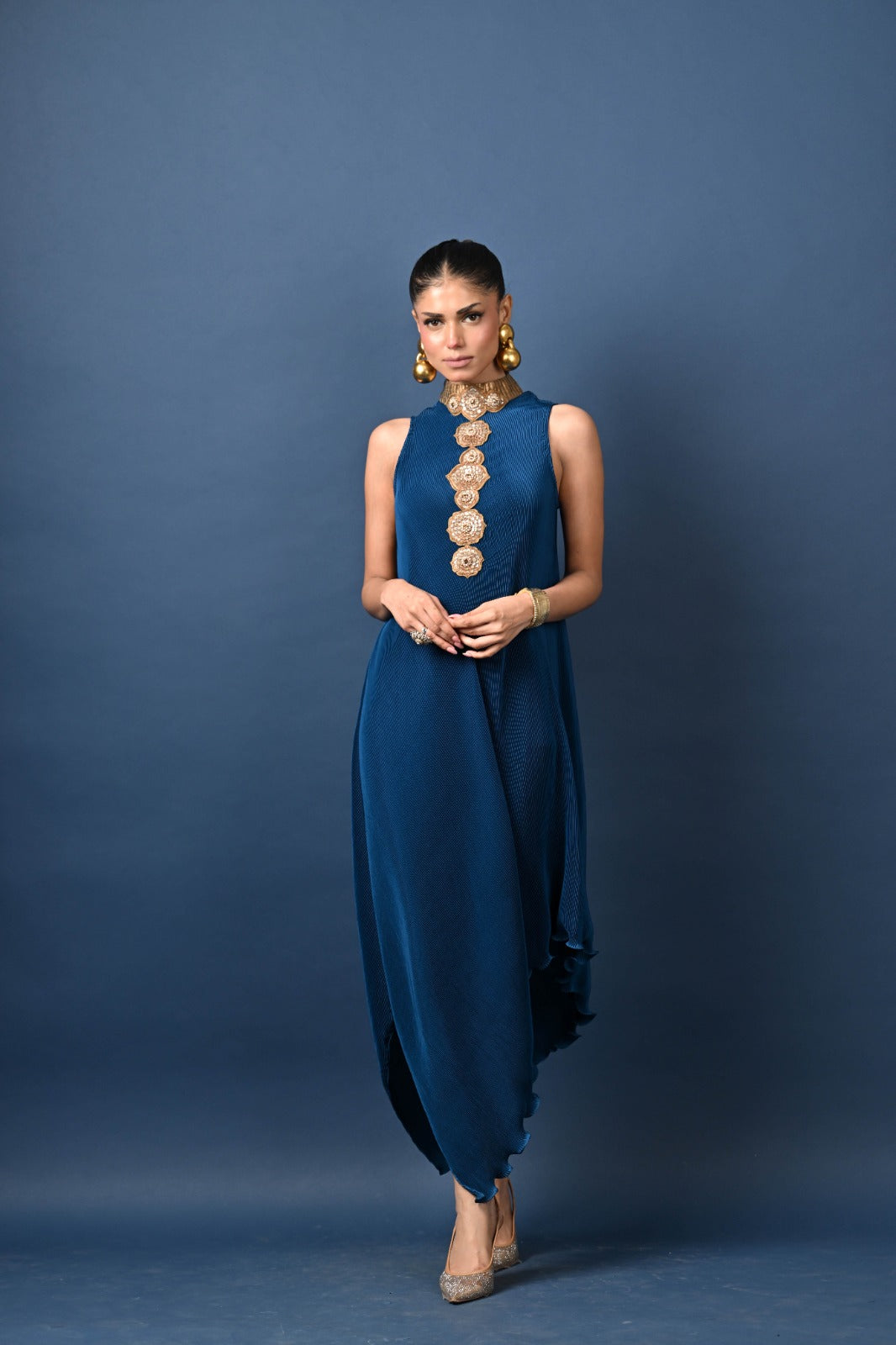 Navy pleated diagonal dress with collar and moresque embroidery