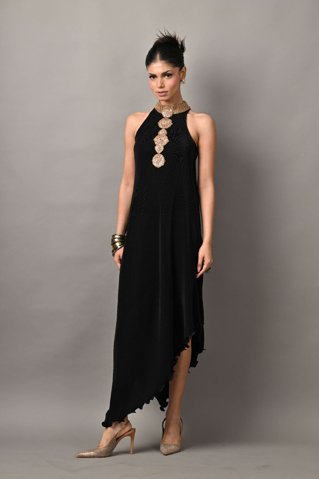 Black pleated diagonal dress with collar and moresque embroidery