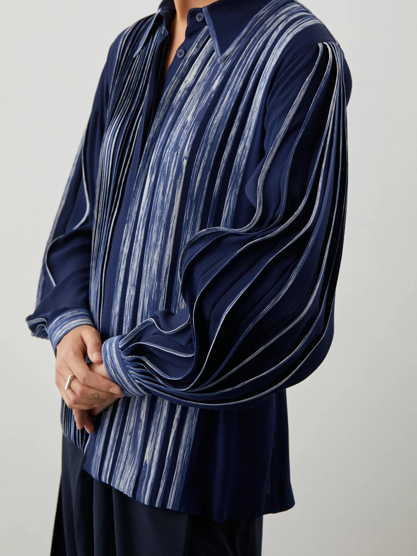 Printed shirt with pleated sleeves