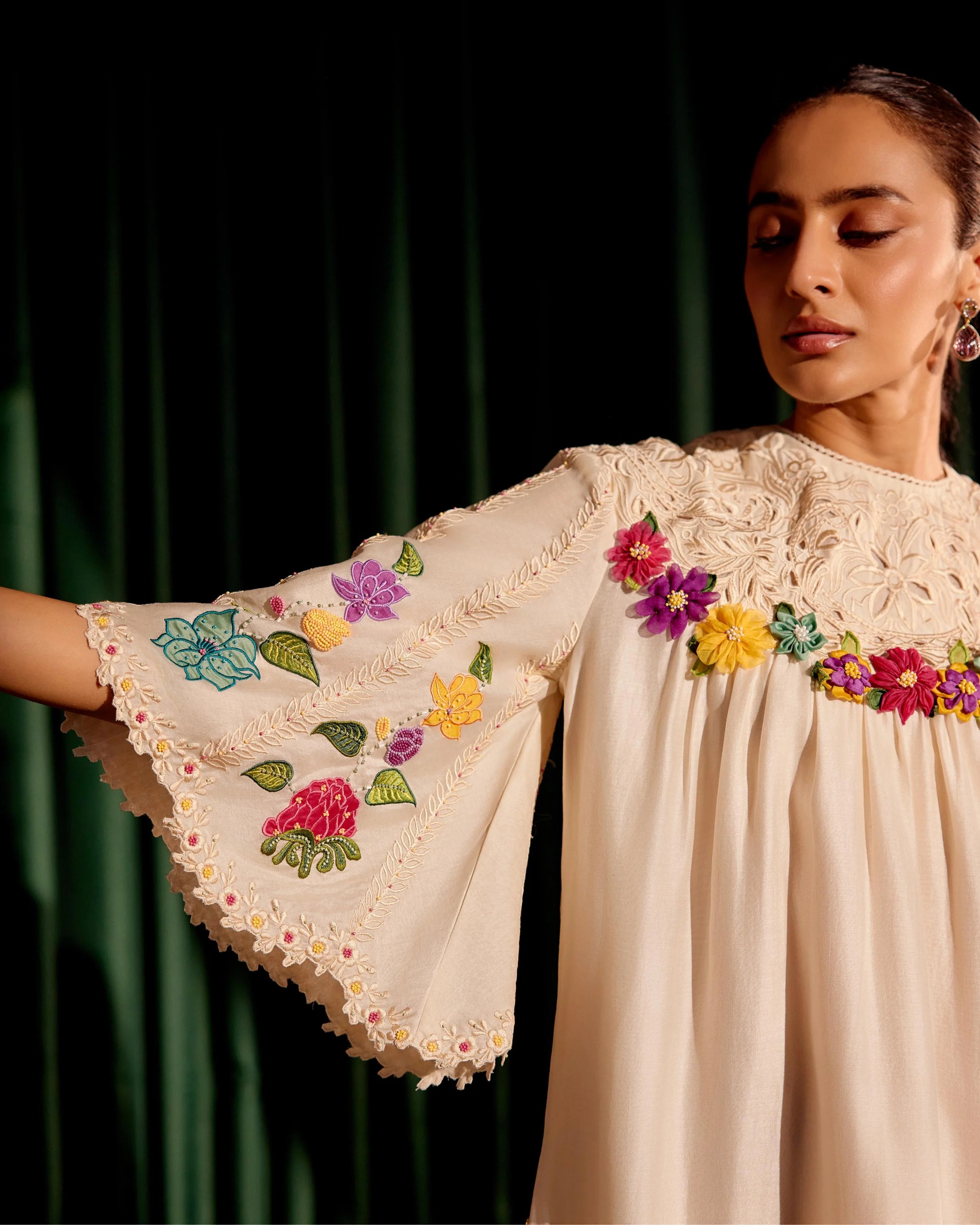 Ivory 3d Floral Applique Yoke Detail Kurta With Cutwork Pants