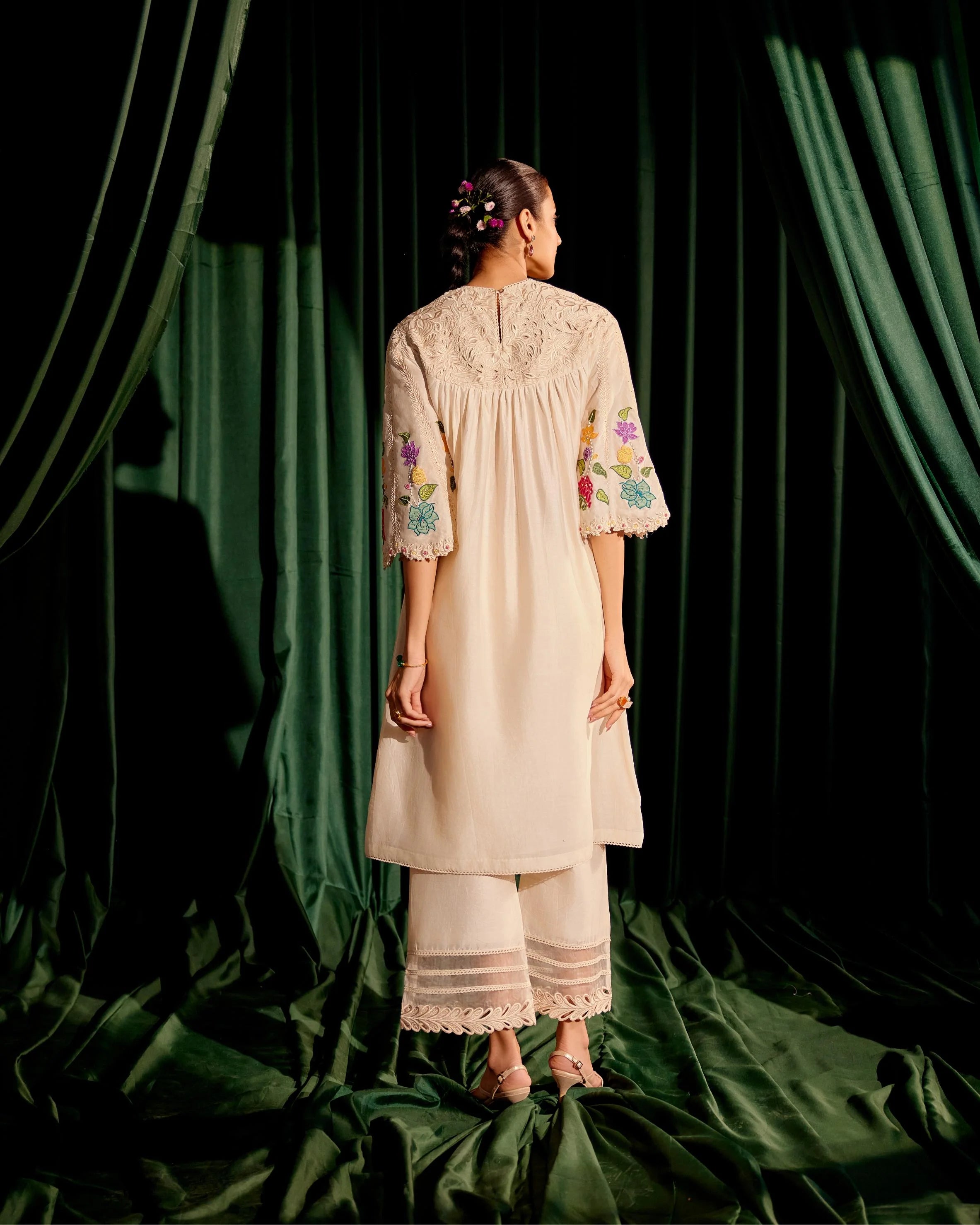 Ivory 3d Floral Applique Yoke Detail Kurta With Cutwork Pants