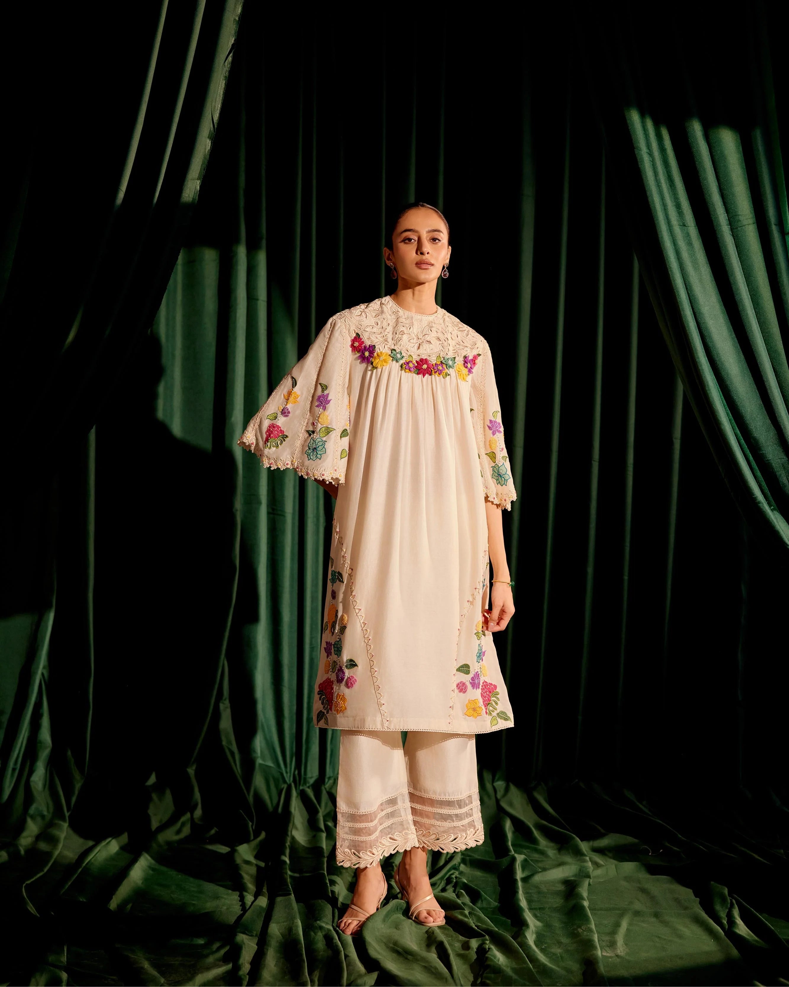 Ivory 3d Floral Applique Yoke Detail Kurta With Cutwork Pants