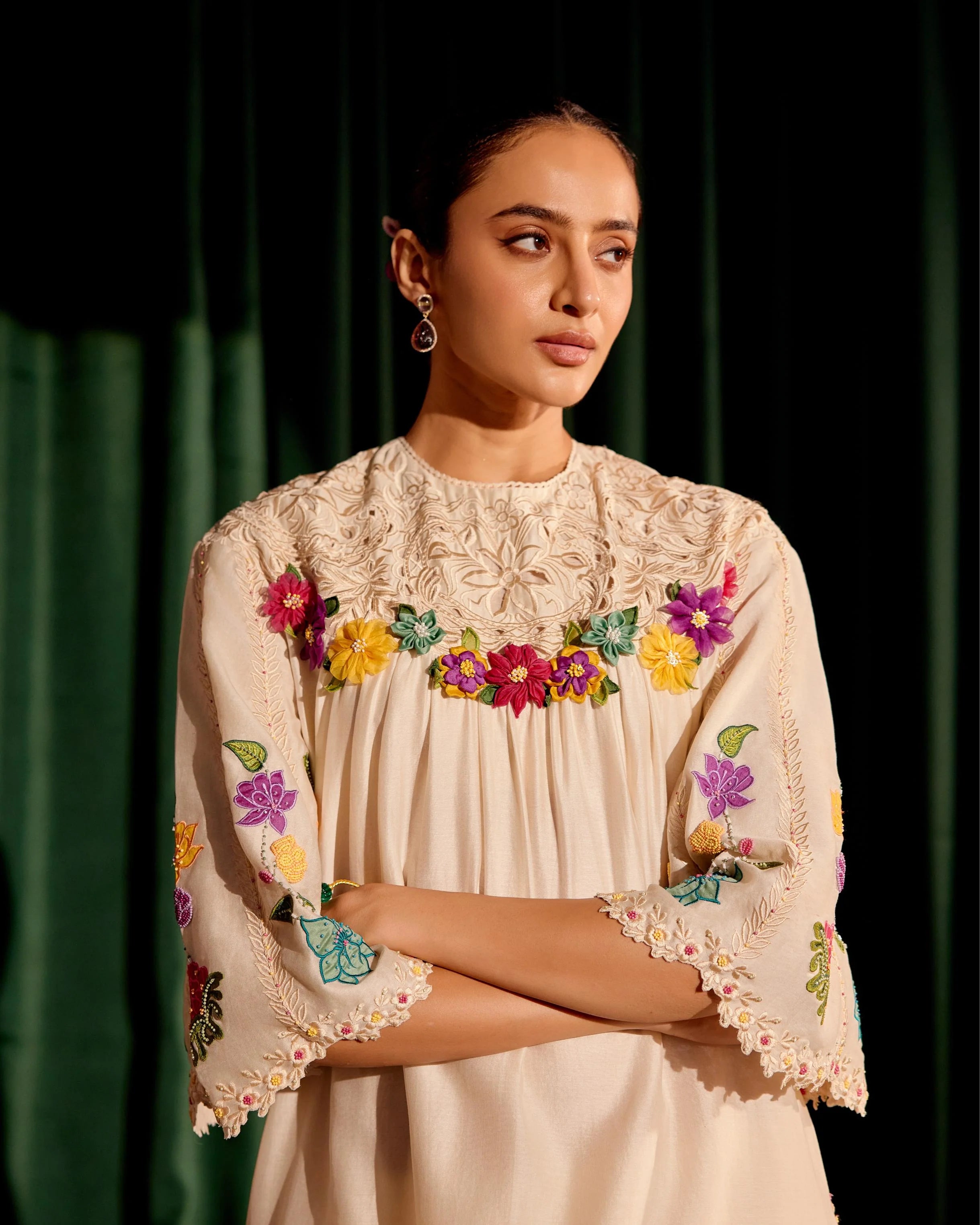 Ivory 3d Floral Applique Yoke Detail Kurta With Cutwork Pants