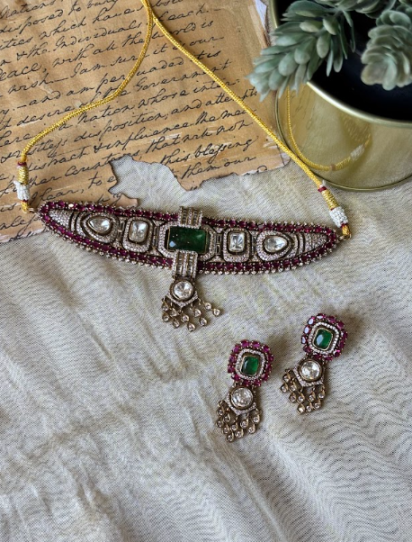 Emeraled Boat Neck Choker