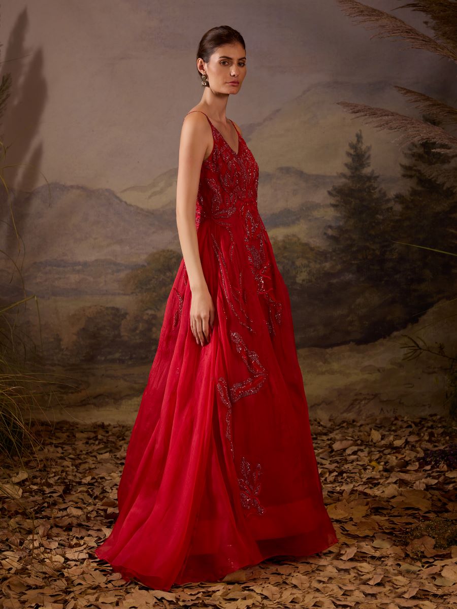 https://cdn.shopify.com/s/files/1/0088/3441/6706/files/radiate-elegance-in-this-crimson-red-gown-7733165.jpg?v=1752388638