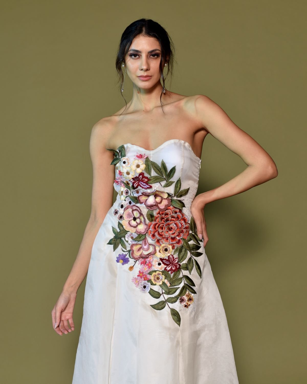 https://cdn.shopify.com/s/files/1/0088/3441/6706/files/strapless-ivory-gown-with-side-floral-embroidery-8163549.jpg?v=1752388606